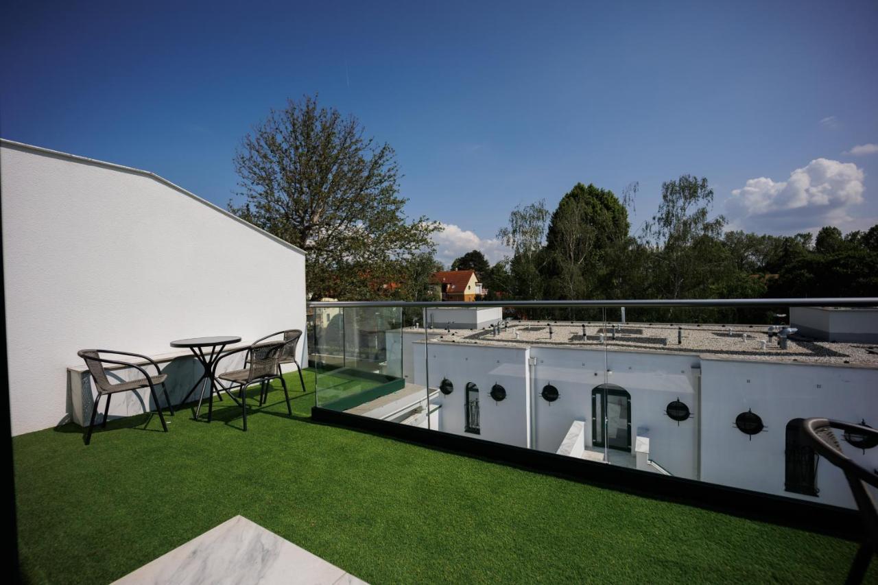 Villa Bauhaus Wellness Apartman Fsz. 3 Siofok Exterior photo